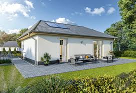 78 Qm Kleiner Bungalow Mit Walmdach In 2020 Kleiner Bungalow Town Country Haus Haus