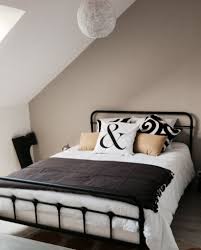 De ce fait, ce lit s'intègre parfaitement dans votre chambre à coucher quelque soit sa décoration. Chambre Sous Les Toits Gris Blanc Jaune Lit Metal Noir Idee Deco Chambre Lit Metal Chambre Sous Les Toits