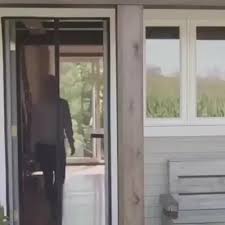 Selbstschliessendes Magnetisches Insektennetz Fur Die Tur Video Video In 2020 Wohnung Mit Balkon Einrichten Fenster Und Turen Insektennetz