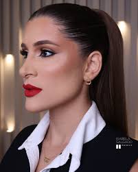 Um clássico com um toque de modernidade! ✨A minha cliente Larissa pediu um  olho bem alongado, então fiz esse delineado bem fino para acompanhar. Ficou  maravilhosa né? #maquiagem #maquiagemcontagem #maquiagembetim #maquiagembh