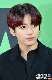 In the picture, it appears as if the male, who some people believe is jungkook, has his arms wrapped around the woman that is believed to be. Trending Fairy Bts Jungkook Strikes Again And Trends Worldwide On Twitter Following Mma Red Carpet Allkpop