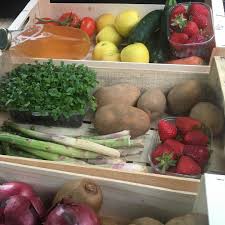 Faites Le Plein De Fruits Et Legumes Cette Semaine Sur Notre Epicerie De Quartiers En Ligne Les Vergers De Saint Jean Lespoussesdelouise L Fruit Food Plum