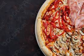 Mettez la pâte sur votre plaque, étalez la sauce tomate, mettez les oignons revenus avant, le jambon coupez en petits morceaux, les champignons et les morceaux de poivrons! Vue De Pres De La Pizza Quatre Saisons Avec Stock Photo Crushpixel