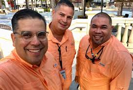 Uniformados en Adjuntas. Cámara...