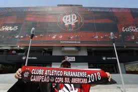 1 é disputada pelos clubes escolhidos pelas dez federações nacionais, através dos desempenhos nos campeonatos ou torneios nacionais e concede ao. Ambulantes Vendem Faixas De Atletico Pr Campeao Da Sul Americana De 2018