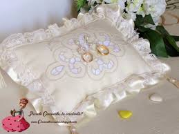 Cuscino portafedi uncinetto schemi e spiegazioni passo a passo e tutorial per realizzare a mano un accessorio per il giorno del matrimonio unico e l'ha ricamato e confezionato manuela del gruppo le amiche del giovedì, per una coppia di sposi le dimensioni ed il tipo di carattere delle iniziali, rubano. Cuscini Portafedi Ricamati A Mano