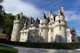 Le château d'ussé se différencie des autres châteaux de la loire par la légende de la belle au bois dormant qui vit entre ses murs… un voyage dans le passé et l'imagination de charles perrault. Chateau D Usse And The Legend Of Sleeping Beauty Notes From Camelid Country