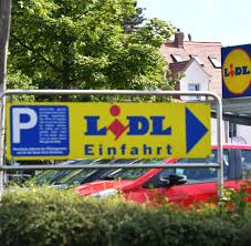 Einige machen noch um 8 auf aber der großteil schon um 7. Fnyenc3 Bjcqjm