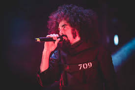 1 203 911 просмотров 1,2 млн просмотров. Caparezza Sorprende Ancora Ecco Exuvia Un Rito Di Passaggio Verso Il Cambiamento Per Tutti Noi Greenme