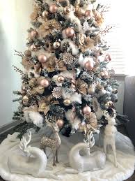 In this tree, the glitter of gold is simply outstanding! Rose Gold Blush Christmas Tree Elegant Christmas Trees Rose Gold Christmas Tree Christmas Tree Decorations Diy