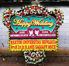 Karangan bunga pernikahan sangat penting dalam prosesi akad nikah atau resepsi. Karangan Bunga Papan Happy Wedding Dari Rektor Universitas Sriwijaya Hartini Florist
