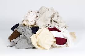 أنه نزع ثيابه وألبسها للميت فإنه لاحق به هذا إن علم إنها خرجت من ملكه وإلا فلا يضره ذلك وكل شيء يراه الحي أنه أعطاه الميت فليس بمحمود إلا في مسألتين. Ø§Ù„Ù…Ù„Ø§Ø¨Ø³ Ø§Ù„Ù‚Ø¯ÙŠÙ…Ø© ÙÙŠ Ø§Ù„Ù…Ù†Ø§Ù… Ù†ÙˆØ§Ø¹Ù…