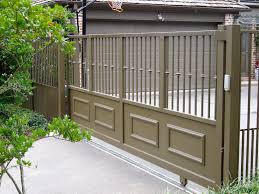 The random slants of the spokes add a quirky touch to the perfect symmetry of the modern design. Different Driveway Gate Ideas That Could Look Great For You