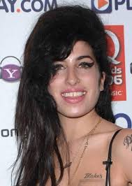 She holds up a kitten and makes it wave. Amy Winehouse Grosse Gewicht Korperstatistik