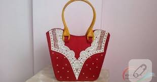 Kirmizi Kalin Keceden Dikilmis Kol Cantasi Beyaz Yaka Gupuru Ile Suslenerek Bu Orijinal Model Hazirlanmis Keceden Cantalar Cuzdan Clu Canta Cantalar Cuzdan