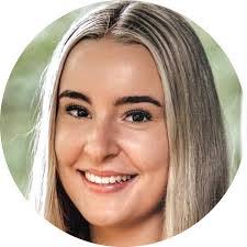 Julia Adam's Instagram, Twitter & Facebook