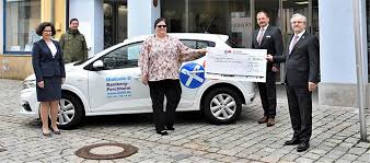 Mit der vr bankingapp können sie ihre bankgeschäfte überall erledigen. Vr Bank Grafenberg Spendet Auto An Diakoniestation Der Neue Wiesentbote