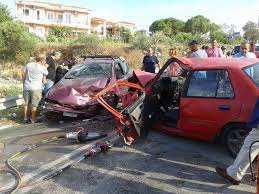 Θρήνος στην κεφαλονιά για τους τρεις ανθρώπους που έχασαν τη ζωή τους το απόγευμα της πέμπτης σε τροχαίο δυστύχημα στην περιοχή. Troxaio Sta Mantzabinata Ane3arthtos