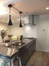 オールステンレスのスタイリッシュなキッチンと黒いペンダントの取合せ リフォーム リノベーション 神戸 クラシスト 中古マンション ペンダント 設計施工 デザインリフォーム マンションリフォーム 中古リノベ ステンレス キッチン おしゃれ 内装