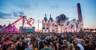 Combining the seemingly random mix of music, motocross, stunts, comedy and theatre together, there is something for everyone here. Wat Mag Er Wel En Niet Op Zwarte Cross 2021 Festival Fans