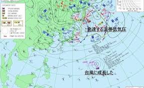 天気図は、気圧配置や大気現象とその変化を把握し、予報を行うために必要です。2007年 9 月 27 日から 28 日にかけて、北海道付近を通過した温帯低気圧を事例として、天気図の見かたと気象衛星画像を見るための着目点を解説します。天気図や気象衛星画像は連続性があることから、時間や現象の変化を考慮して見ることが必要です。 å‹˜é•ã„ã—ãŒã¡ãªå°é¢¨ã¨æ¸©å¸¯ä½Žæ°—åœ§ã®é•ã„ ãƒ¨ãƒƒãƒˆã«ä¹—ã‚‹ãªã‚‰çŸ¥ã£ã¦ãŠããŸã„æ°—åœ§ã®è©± åˆå¿ƒè€…å'ã'ã‚»ãƒ¼ãƒªãƒ³ã‚°ã‚¯ãƒ«ãƒ¼ã‚¶ãƒ¼ãƒ¨ãƒƒãƒˆå…¥é–€æ›¸