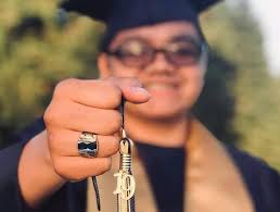 What are some cap and gown photo ideas?