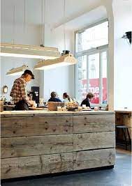 Il Rivestimento Del Bancone Del Bar Shabby Chi Lo Dice Che Lo Stile Di Arredo Del Momento Debba Per Forza E Banconi Design Caffetteria Arredamento Caffetteria