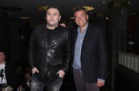 Ο γιώργος λιβάνης μας χαρίζει ακόμα μία επιτυχία με το «να είσαι ευτυχισμένη», που έγραψε το πολυπλατινένιο δίδυμο δημιουργών κυριάκος παπαδόπουλος και ηλίας φιλίππου. Antwnhs Remos Pro3eneyei Ston Giwrgo Liagka Thn Aderfh Ths Ybonnhs