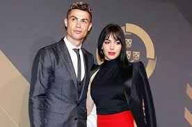 Португальский игрок воспитывает четырех детей. Krishtianu Ronaldu Pokazal Troih Mladshih Detej