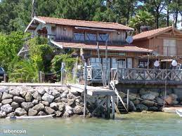 Des planches en bois de caillebotis mènent des flots aux restaurants, snacks et écoles de surf. Cabane Au Bord De L Eau Presqu Ile Du Cap Ferret Hebergements Insolites