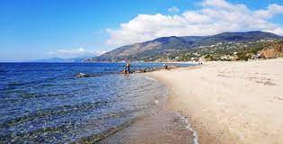 Spiaggia e lido balneare il kharbar lido la primula è situato sulla spiaggia della gabella, con una splendida vista verso capo palinuro. La Spiaggia Delle Saline Di Palinuro E La Sua Sabbia Dorata Il Cilentano