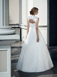 Indossato si posa perfettamente sulle le sue particolarità, oltre lo scollo a cuore profondo sono le spalline con il velo a forma di rose. Abito Da Sposa Scollo A Cuore Economico Di Tulle Con Bustino Ricamato E Spalline