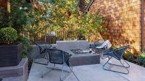 Linking the backyard or courtyard to the family room or kitchen, breaks down the division between inside and outside, making the total area appear larger. Small Yard Landscaping Ideas Designs For Small Spaces Country