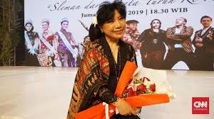 Anne avantie rancang kebaya ayu ting ting. Ragam Kebaya Dalam Peragaan 30 Tahun Anne Avantie