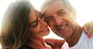 Chi è, età, carriera, vita privata, napoli, moglie, figli emanuela rizzo 04/06/2021 calcio commenti lorenzo insigne è un noto calciatore del napoli oltre che è della nazionale italiana. Quasi 40 Anni Di Differenza Ezio Greggio Da Due Anni E Fidanzato Con Romina Il Padre Di Lei Dice La Sua Sul Conduttore Di Striscia
