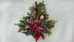 1 couronne en métal d'une grandeur de 14 pouces (2.70$) 8 feuilles de feutrine (grandeur 9 par 12) rouge (environ 0,30$ la feuille) 8 feuilles de feutrine (grandeur 9 par 12. Couronne Decorative De Noel Bricolage De Noel Facile A Faire