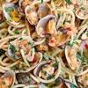 Per ottenere un piatto davvero gustoso, che racchiuda in sé tutto il sapore del mare, è essenziale la qualità della materia prima ovvero le vongole. 1