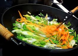 Oriundo de la gastronomía cantonesa, allí denominado 'wok hei', habita en las cocinas orientales desde hace más de 3.000 años. Como Cocinar Con Un Wok Para Conseguir Una Comida Sana Y Natural