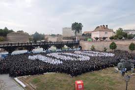 Iar când am format tricolorul, am avut şapcă albastră ca seninul cerului, ca dunărea mai sus amintită… cred că la 100 de ani de la unire, acesta e cu adevărat unul dintre evenimentele de excepţie, un 100 care contează. Record Mondial Stabilit La Alba Iulia Cea Mai Mare HartÄƒ De Å£arÄƒ FormatÄƒ Din Oameni Galerie Foto