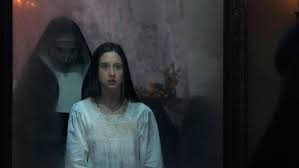 A priest with a haunted past and a novice on the threshold of her final vows are sent by the vatican to investigate the death of a young nun in romania and confront a malevolent force in the form of a. The Nun 8 Fakten Zum Damonischen Spin Off Die Fans Kennen Mussen