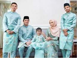 27 fesyen baju kurung terkini untuk raya 2020 cantik pasalnya kini desainer tanah air telah menciptakan berbagai ukuran dan model baju yang cantik untuk dipilih sehingga anda tetap bisa. Bukan Main Lagi 10 Pasangan Artis Popular Malaysia Ni Melaram Baju Raya Sedondon Berita Steady