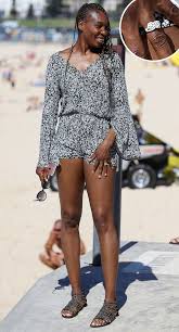 When people hear about venus williams and tennis, they almost automatically also think of serena, the younger and more successful sibling. Venus Williams Sparks Engagement Rumors With Ring People Com