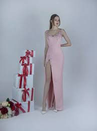 Nous vendons les robes en linge, nos tailleurs confectionnent les robes à la main et sur mesure.si vous avez des. Decouvrez Cette Jolie Robe De Soiree De Couleur Rose Clair