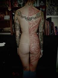 Hace cuatro años, candelaria tinelli viajó a francia para que el reconocido tatuador guy le tatooer le realice un diseño en toda la espalda, gluteos y parte de las piernas. Cande Tinelli En Francia Eldoce Tv