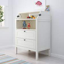 Cette table est très pratique quand on n'a pas la place d'avoir une table à langer tout le temps installée très pratique avec ses nombreux rangements. Sundvik Table A Langer Commode Blanc Materiau Durable Ikea