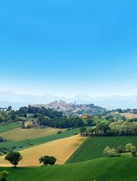 Identifica un essere, un oggetto o un concetto che assume genere maschile. Foto Del Paesaggio Collinare Di Filottrano Il Cielo Azzurro Di Una Giornata Soleggiata Incornicia Il Paese In Lontananza Ci Italy Landmarks Art Ancient Ruins