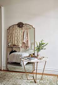 Vintage items are those associated with nostalgia, but which are not yet antiques. Vintage Items In De Slaapkamer Voor Een Persoonlijke Look Roomed Home Decor Home Home Decor Accessories