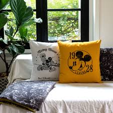 Coussins Operation Collector Mickey Par Carrefour Style De Decoration Interieure Deco Chambre Mobilier De Salon