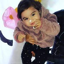 Las manos de mi madre me representan un cielo abierto y un recuerdo añorado  trapos calientes en los inviernos. Ellas se brindan cálidas nobles,  sinceras, limpias de todo cómo serán las manos