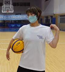 元バスケ選手の岡田麻央が汗でTシャツ濡れて乳首ポチしてしまう - エロコスプレ